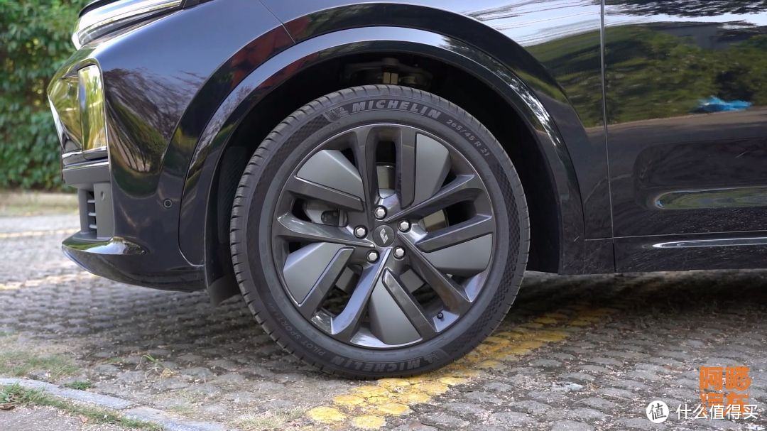 开车爽 换胎惨，为何新能源车轮胎又大又贵？喵哥告诉你真相